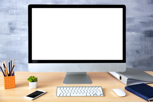 Local de trabalho com computador moderno na mesa