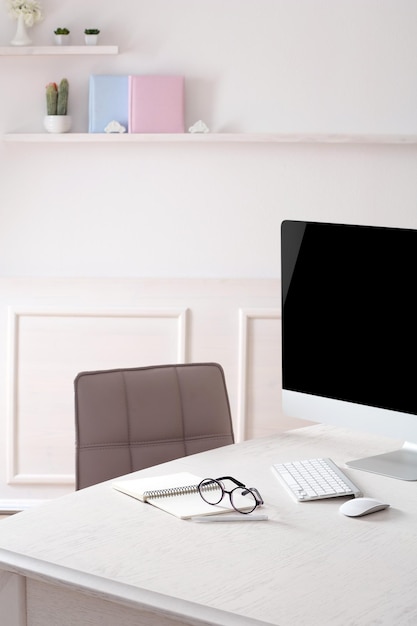 Local de trabalho com computador no quarto