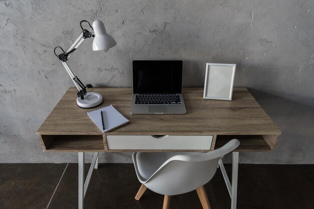 Foto local de trabalho com computador portátil na mesa vintage no escritório moderno