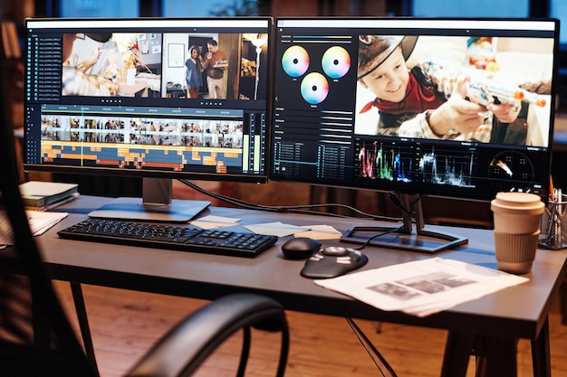 Foto local de trabalho com computadores no escritório