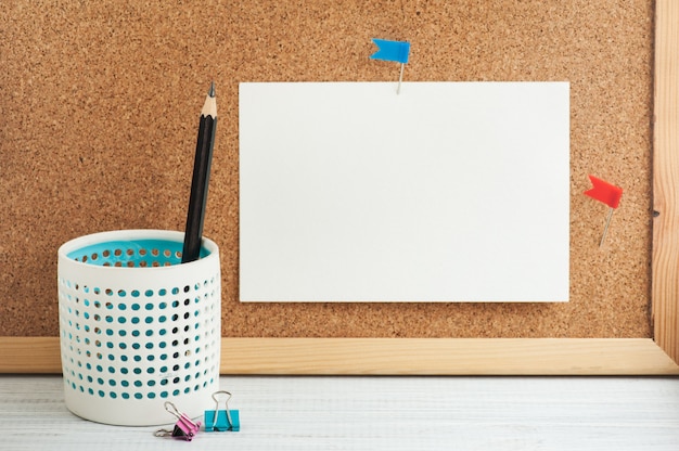 Local de trabalho com lápis e quadro de cortiça