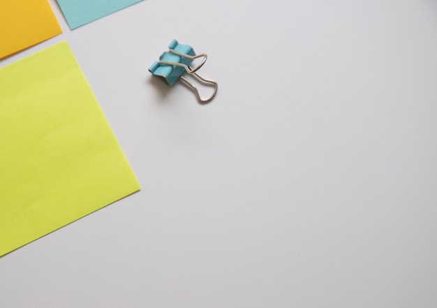 Local de trabalho com material de escritório na mesa branca no escritório moderno