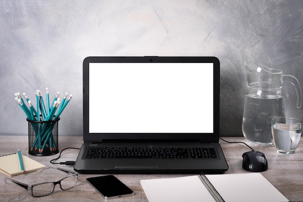 Local de trabalho com o laptop na mesa de madeira. Escritório em casa, trabalhando em casa