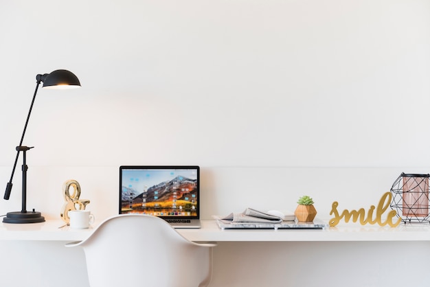 Foto local de trabalho com o laptop na mesa em casa