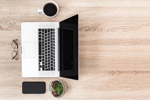 Local de trabalho com um laptop em uma mesa de madeira, vista superior, espaço de cópia