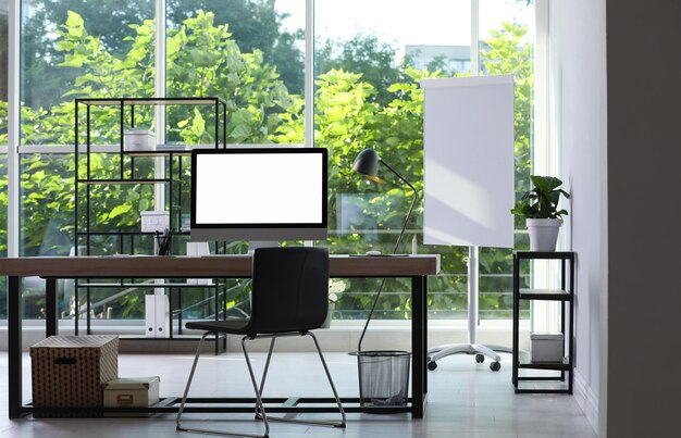 Local de trabalho confortável com computador moderno e móveis elegantes na sala Design de interiores