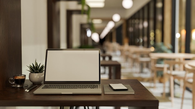 Local de trabalho confortável com notebook laptop na mesa sobre café turva ou área de estar da biblioteca