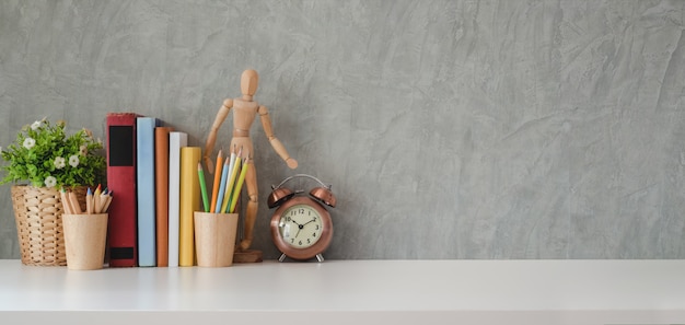 Local de trabalho da moda com material de escritório e espaço de cópia na mesa branca e parede cinza loft