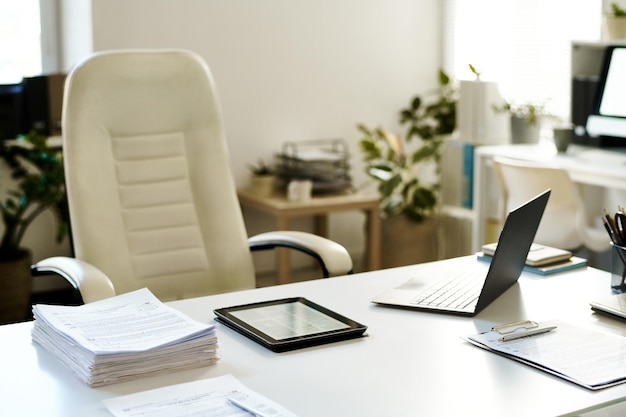 Foto local de trabalho de empresário com computador e documentos na mesa no escritório moderno