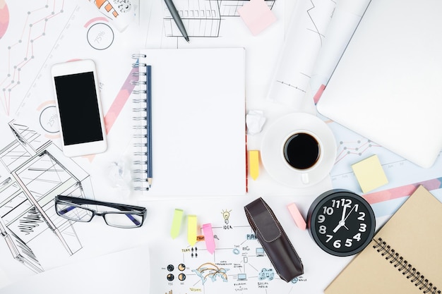 Local de trabalho de escritório branco com smartphone