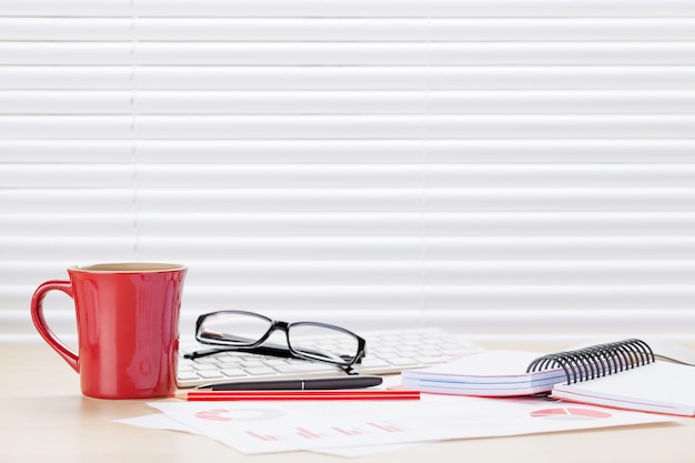 Local de trabalho de escritório com café e gráficos