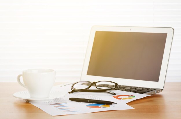 Local de trabalho de escritório com laptop e xícara de café