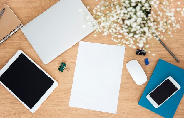 Local de trabalho de escritório com laptop na mesa de madeira