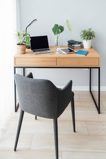 Foto local de trabalho de escritório com laptop na mesa de madeira