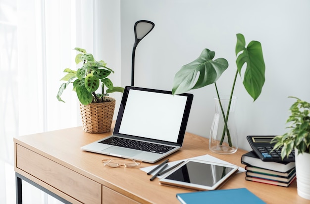 Local de trabalho de escritório com laptop na mesa de madeira