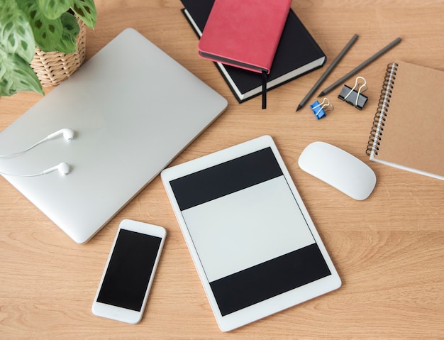 Local de trabalho de escritório com laptop na mesa de madeira