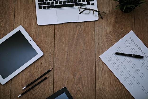 Local de trabalho de escritório com um laptop e documentos.