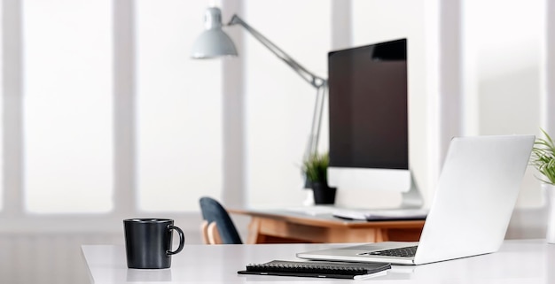 Local de trabalho de escritório em casa com laptop e computador desktop. Espaço de trabalho criativo moderno em casa.