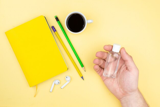 Local de trabalho de escritório em casa com uma xícara de café, suculentas, bloco de notas e caneta.