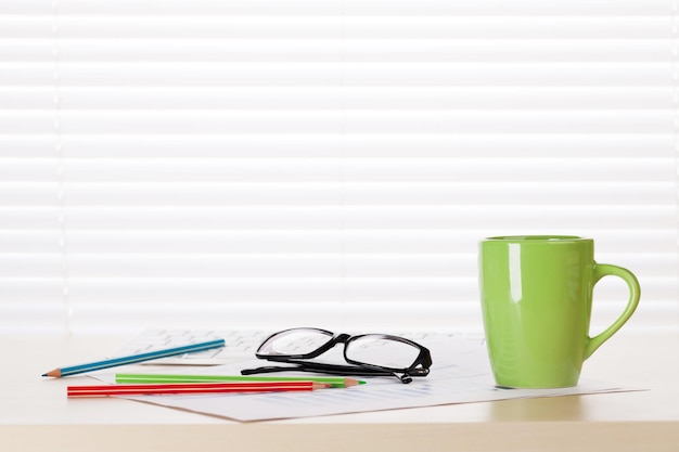 Local de trabalho de mesa de escritório com suprimentos