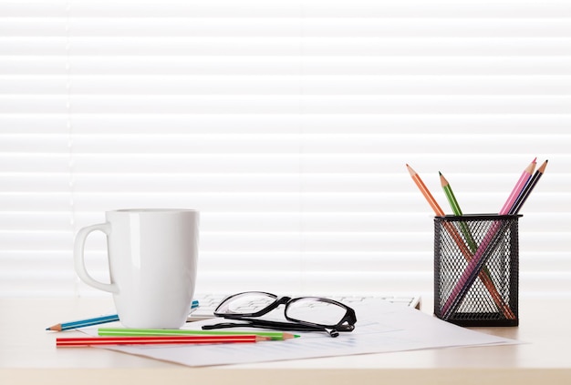 Local de trabalho de mesa de escritório com suprimentos