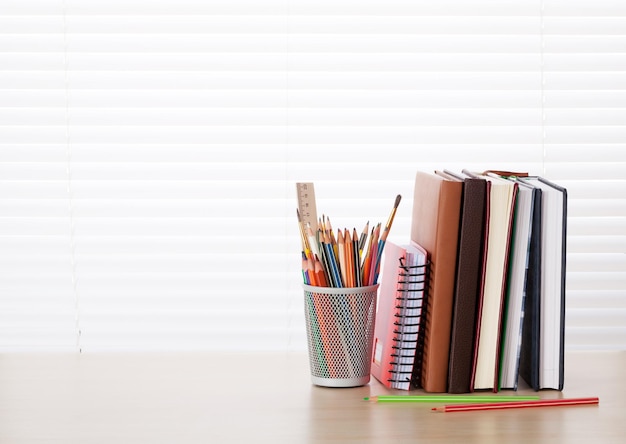 Local de trabalho de mesa de escritório com suprimentos