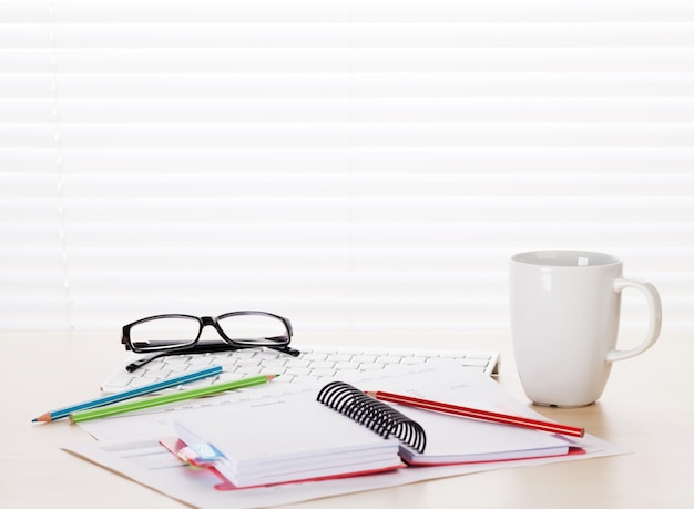 Local de trabalho de mesa de escritório com suprimentos