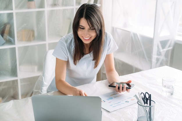 Local de trabalho de mulher de realocação de escritório de trabalho a distância