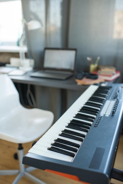 Foto local de trabalho de músico contemporâneo ou estudante com teclado de piano