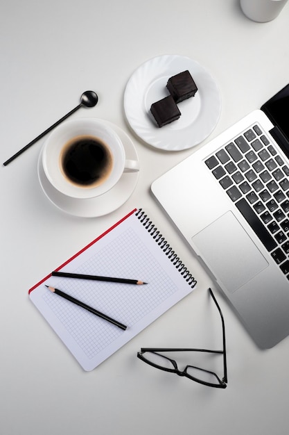 Local de trabalho de um homem moderno com dispositivo eletrônico e uma xícara de café na mesa