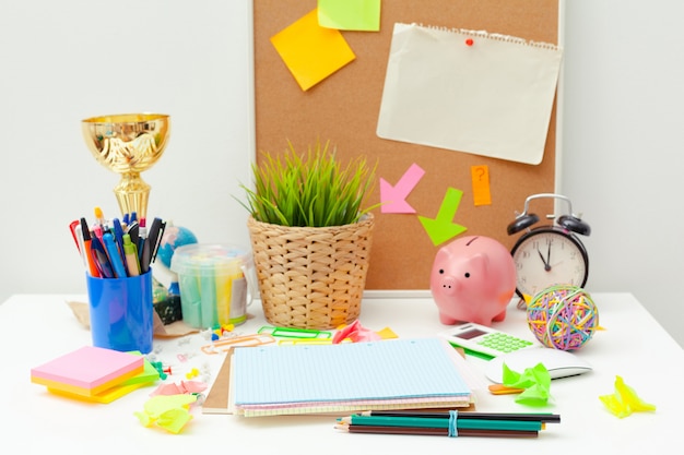 Foto local de trabalho de uma pessoa criativa com uma variedade de objetos coloridos de papelaria
