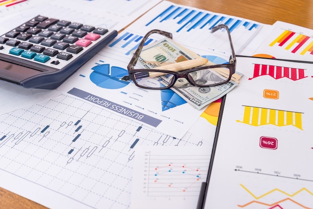 Local de trabalho do analista de negócios, gráficos e diagramas na mesa