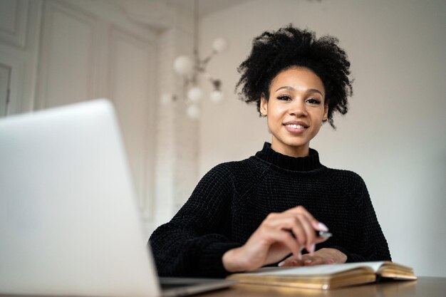 Local de trabalho do empresário no escritório navegar na internet O designer trabalha em um computador