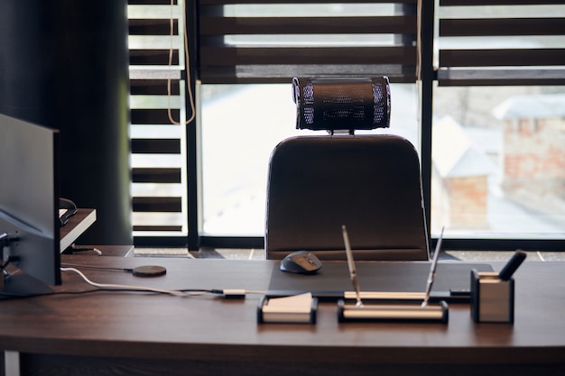 Foto local de trabalho do escritório comercial. luz solar no local de trabalho para chefe, chefe ou outros funcionários. mesa e cadeira confortável. ilumine pelas persianas entreabertas