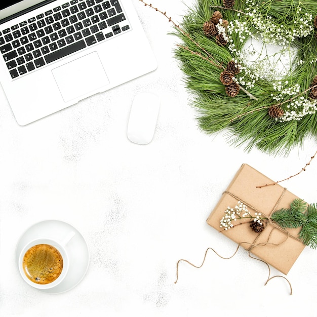 Local de trabalho do escritório de decoração de Natal Flat lay