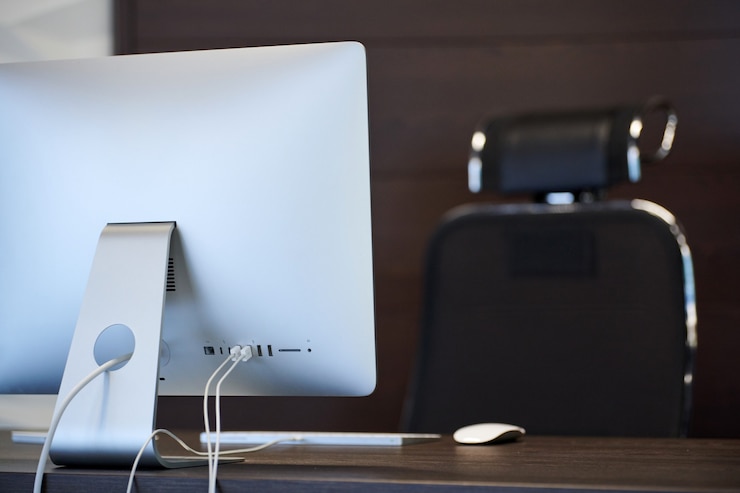 Foto local de trabalho do escritório. local de trabalho moderno para designer. área de desktop mínima para o trabalho produtivo do novo funcionário