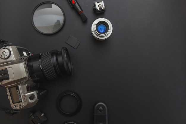 Local de trabalho do fotógrafo, espaço de trabalho com câmera dslr sistema câmera kit de limpeza lente e acesso à câmera ...