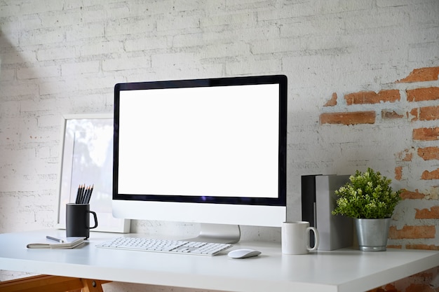 Local de trabalho do sotão com computador de mesa de tela em branco de maquete e acessórios de escritório em casa