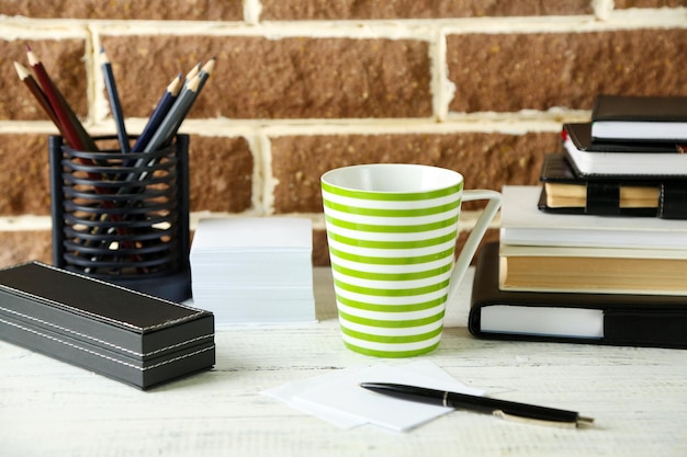 Local de trabalho elegante em casa ou estúdio em fundo de tijolos marrons