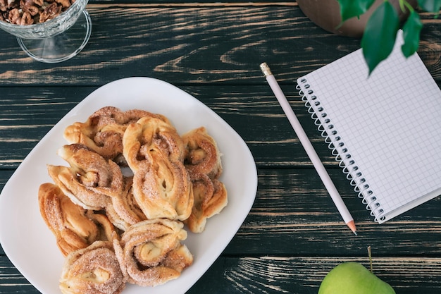 Local de trabalho em casa Mesa de madeira preta Home Office Um lugar para um estudante com deliciosos biscoitos caseiros