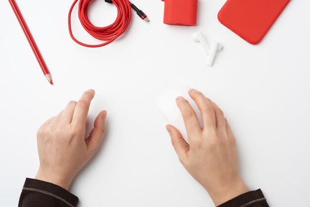 Local de trabalho freelancer, mouse sem fio branco e smartphone vermelho