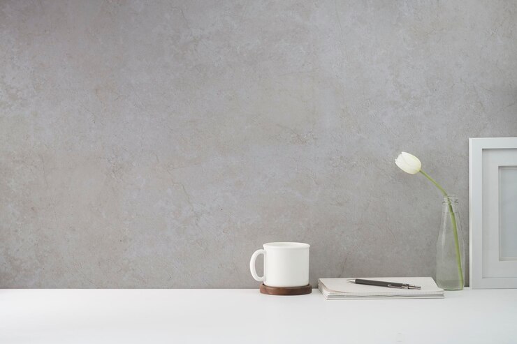 Foto local de trabalho mínimo com vaso de flores de xícara de café e moldura na mesa branca copie o espaço para o seu texto