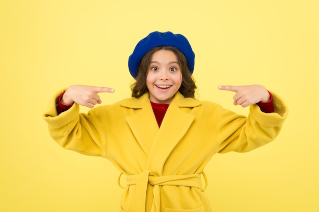 Local para anúncio de anúncio Criança promovendo algo fundo amarelo Menina apontando o dedo indicador ela mesma Produto de publicidade Olhe para este produto de lançamento de anúncio Conceito de anúncio