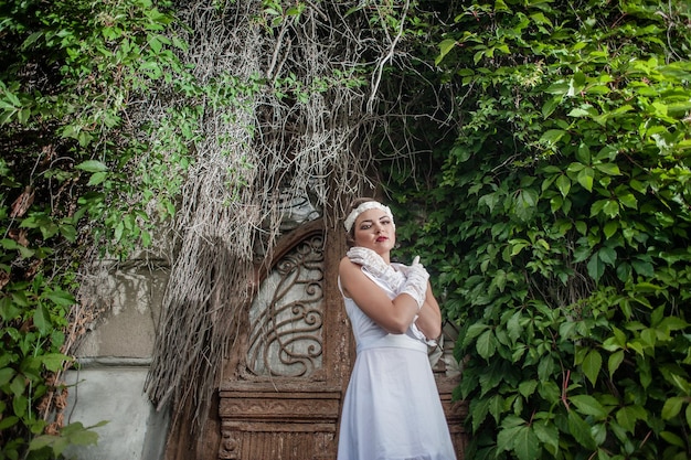 Localização de moda de menina folheando a textura vintage