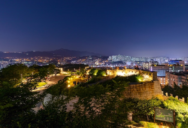 Localização do horizonte da cidade de Seul no Parque Naksan com Muralhas Antigas em Seul, Coreia do Sul