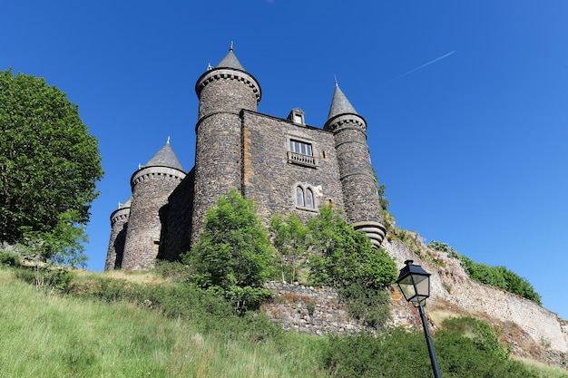 Localizado no coração dos vulcões de Auvergne, o castelo Sailhant de 1000 anos se ergue sobre um espetacular afloramento rochoso