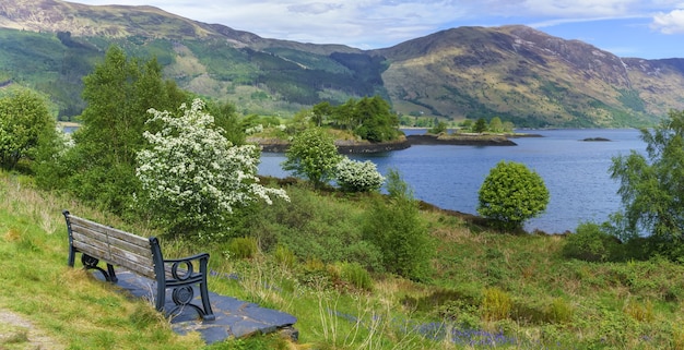 Loch Leven vendo Eilean Munde ou a ilha funerária no verão em Glencoe na Escócia