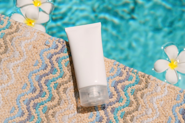 Loción en crema cerca de la piscina, cara, cuidado del cuerpo, tratamiento de belleza de verano