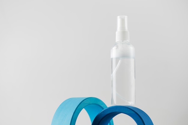 Loción tónica o facial en una botella de plástico transparente sobre un espacio de copia de cuidado diario de la piel de fondo blanco