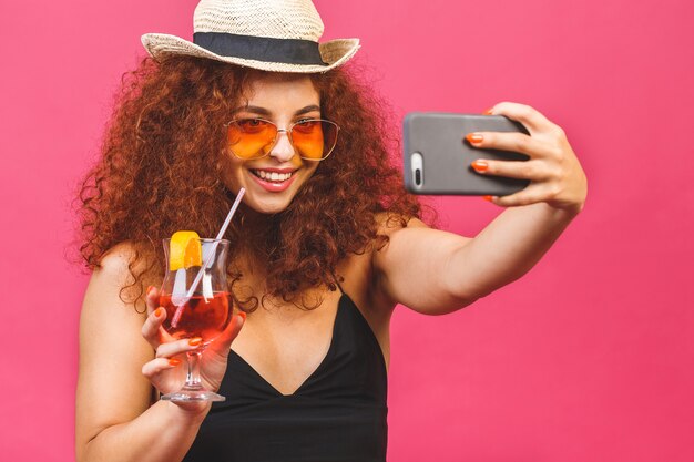 Foto lockige frau mit einem cocktail